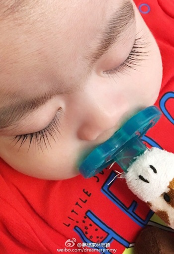 想讓寶寶出生就有長睫毛 孕期這樣吃